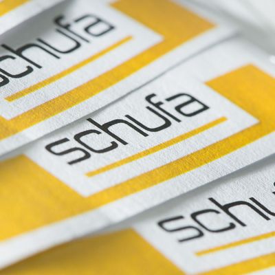 Unterlagen der Auskunftei Schufa liegen auf einem Stapel.