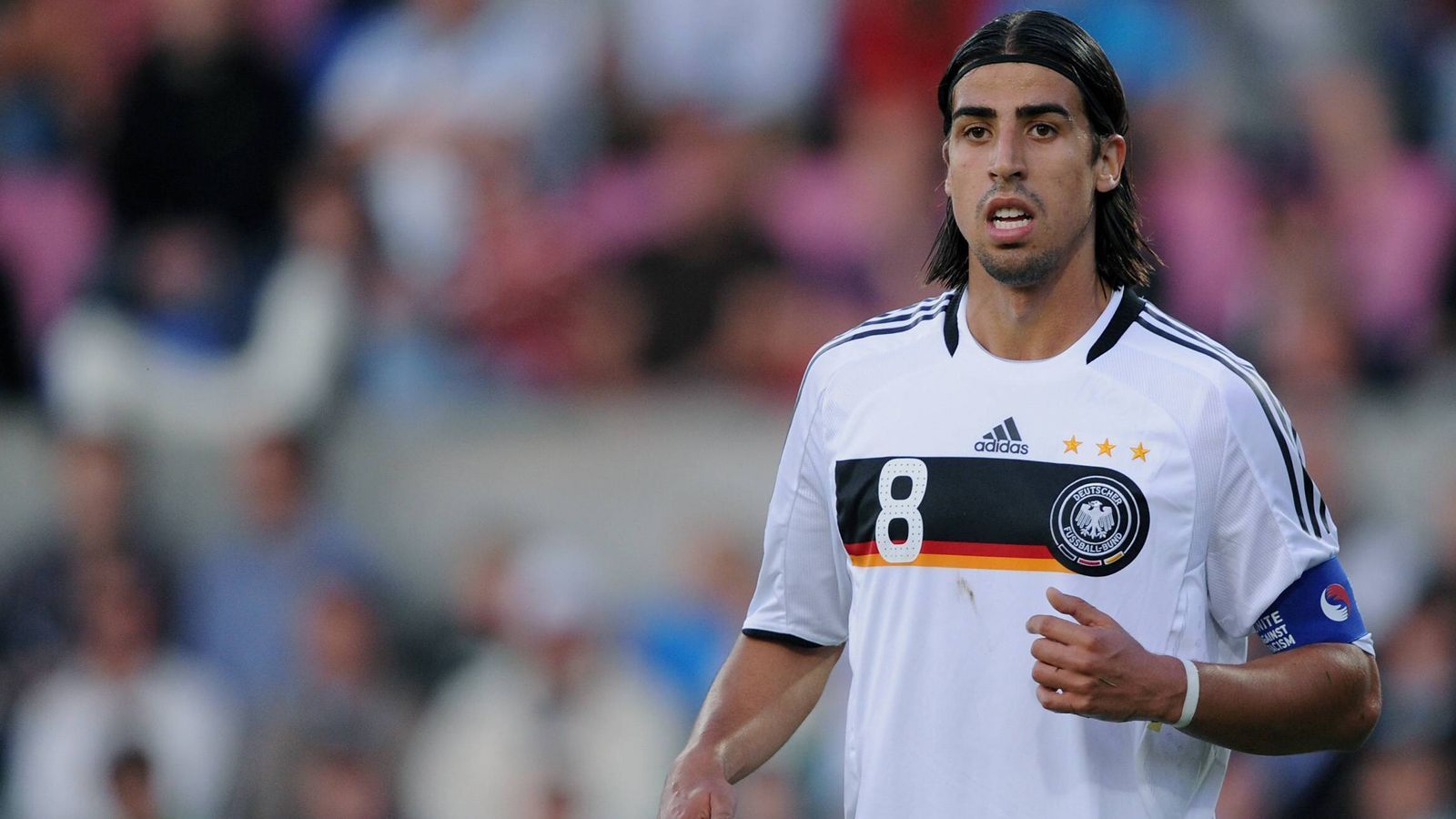 
                <strong>Sami Khedira</strong><br>
                Der nächste Weltmeister, bitte…. Sami Khedira wechselte 2010 vom VfB Stuttgart zu Real Madrid, 2016 dann zu Juventus Turin. Vergangene Saison war er allerdings häufig verletzt, hatte zudem Herzprobleme. Sein Vertrag in Turin läuft bis 2021.
              