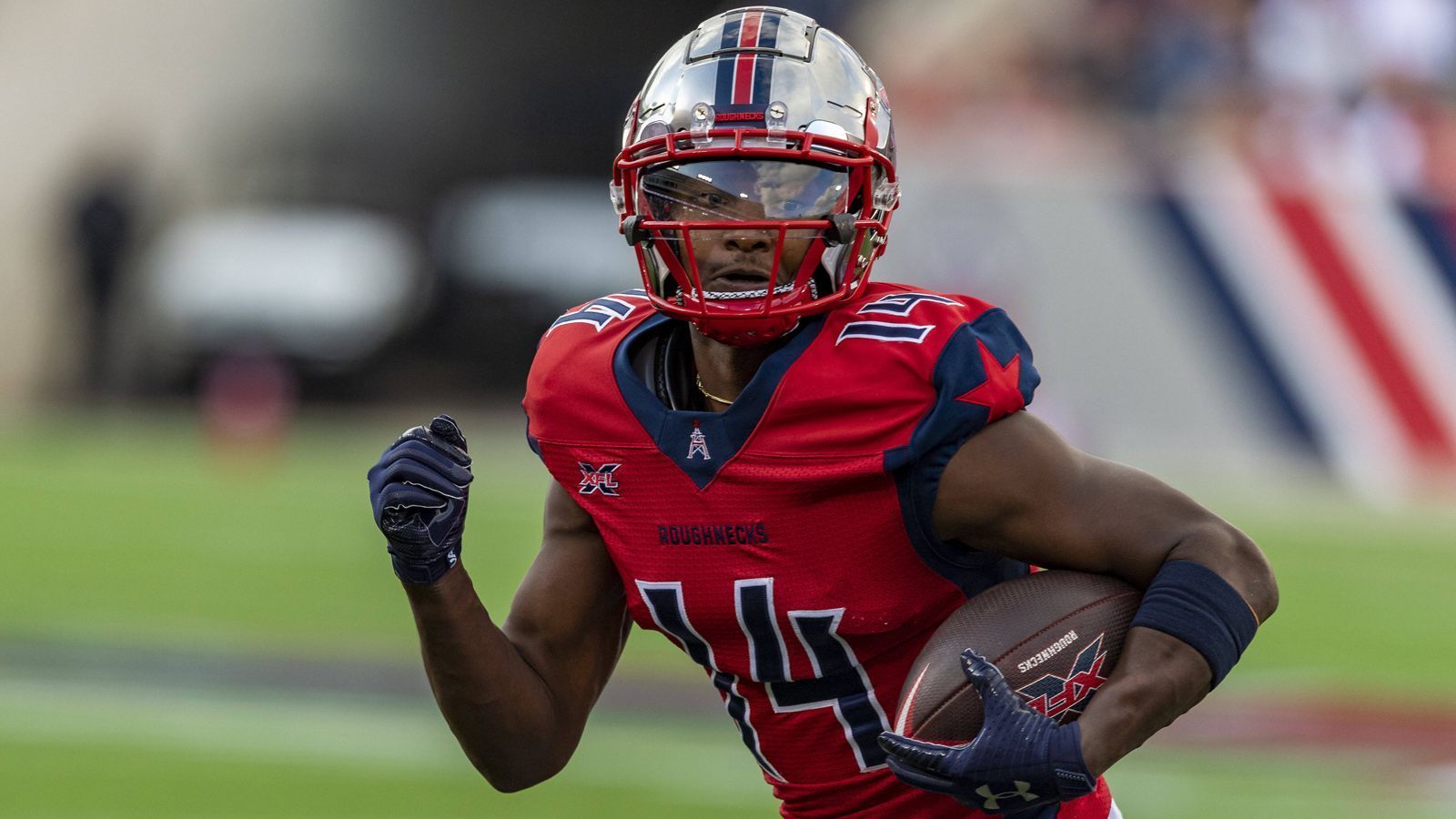 
                <strong>Cam Phillips (Wide Receiver, Houston Roughnecks)</strong><br>
                … Cam Phillips. Mit 324 Receiving-Yards ist er der effektivste Passempfänger der gesamten XFL. Sieben Touchdown-Pässe fing der 24-Jährige bereits. Beeindruckend: 20 der 28 Pässe, die in seine Richtung abgefeuert wurden, landeten sicher in seinen Händen. Stellt sich die Frage, warum er sich in der NFL nicht durchsetzte. Beim Draft 2018 konnte sich jedenfalls kein Team für ihn begeistern. Bei den Buffalo Bills landete er daraufhin lediglich im Practice Squad. Möglicherweise bekommt Phillips in der NFL noch eine Chance, sollte er in der XFL weiterhin so auftrumpfen. Zunächst gilt der Fokus allerdings dem Duell am Sonntag gegen Dallas.
              