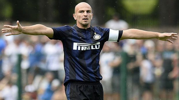 
                <strong>Inter Mailand - Heimtrikot</strong><br>
                Seht her, das sind meine neuen Kleider: Inter-Kapitän Esteban Cambiasso präsentiert seine aktuellen Arbeitsklamotten
              