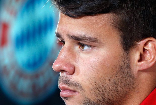 
                <strong>Vorstellung beim FC Bayern</strong><br>
                Willkommen in der Bundesliga, Juan Bernat! Der 21-Jährige unterschreibt bei Bayern München einen Vertrag über fünf Jahre und führt sich bei seiner ersten Pressekonferenz gut ein. "Ich freue mich, für einen der größten Verein spielen zu dürfen", sagt der Spanier fast demütig.
              