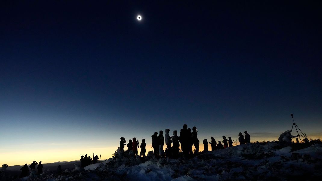 Bei einer totalen Sonnenfinsternis schiebt sich der Mond direkt vor die Sonne und verdeckt sie vollständig. 