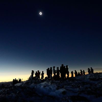 Bei einer totalen Sonnenfinsternis schiebt sich der Mond direkt vor die Sonne und verdeckt sie vollständig. 