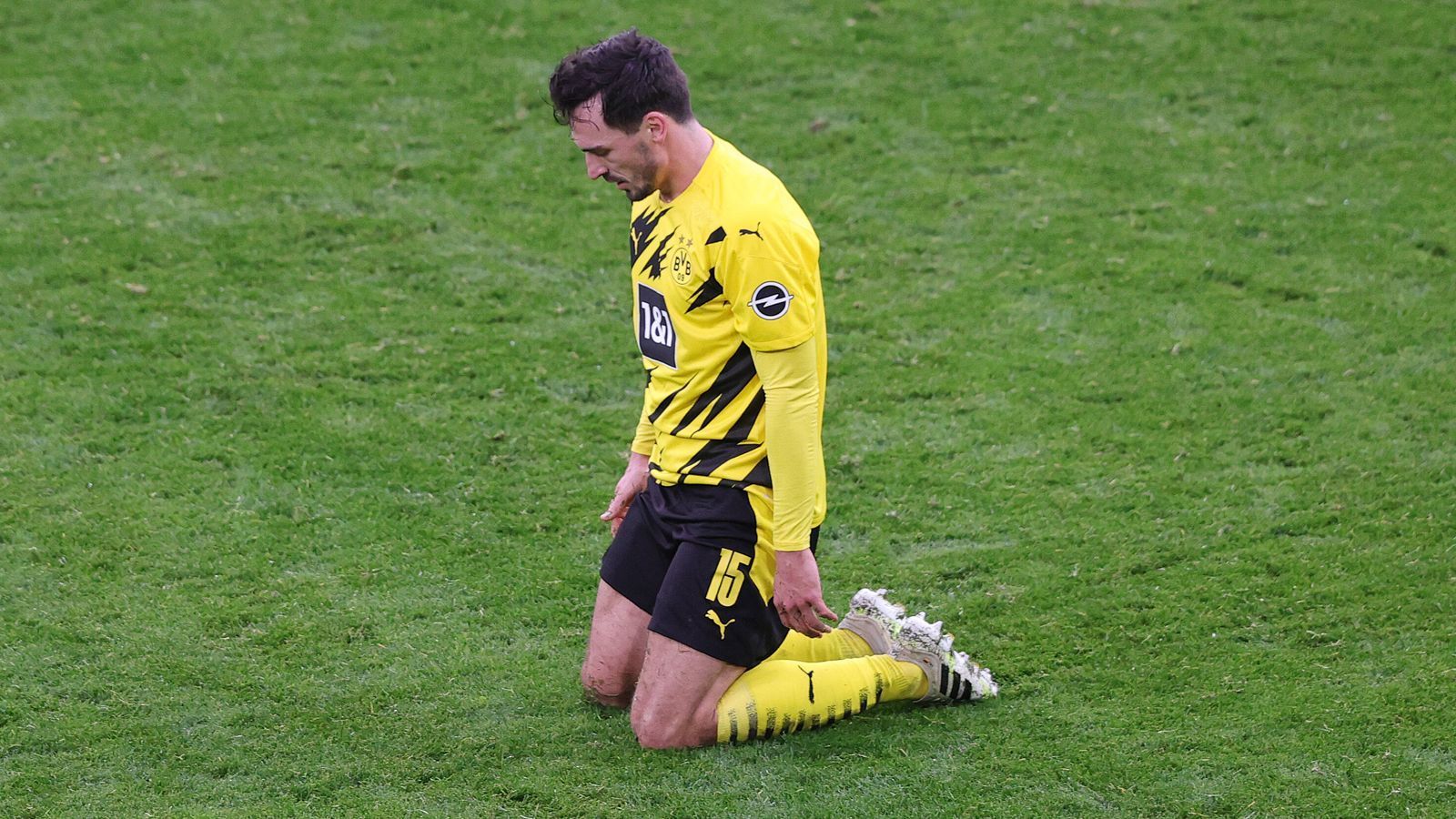 
                <strong>Mats Hummels </strong><br>
                Ihnen allen voraus hat Hummels seine enorme Erfahrung, gleichzeitig würde er wohl auch eine Führungsrolle im Team beanspruchen. Und doch wird Löw wohl nur einen der beiden Weltmeister-Verteidiger zurück ins Team holen. Daher, Comeback-Chance: 50 Prozent.
              