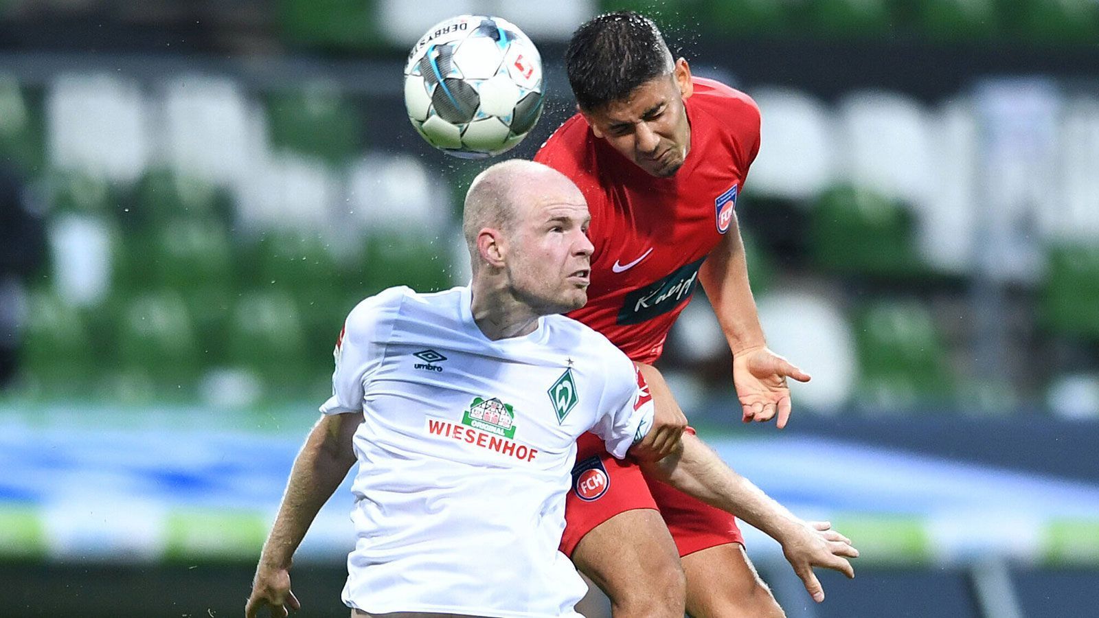 
                <strong>Pro 1. FC Heidenheim: Kopfballstärke</strong><br>
                Technisch sollten die Bremer eigentlich im Vorteil sein. Aber was heißt das schon, wenn es ums nackte Überleben geht und sich mehr im Kopf als in den Füßen abspielt. Was das Hinspiel auf jeden Fall gezeigt hat: Heidenheim hat die Lufthoheit, da übersprang sogar der kleine Kevin Sessa, der sich an seinem 20. Geburtstag mit dem Aufstieg beschenken kann, Bremens Rekordeinkauf Davy Klaassen. Während es die Hanseaten kaum mit hohen Bällen versuchten, brannte es bei entsprechenden Heidenheimer Hereingaben lichterloh. Erinnert sei nur an Timo Beermans dicke Kopfballchance in der Nachspielzeit. Die Taktik der Gastgeber könnte also in Anlehnung an ein altbekanntes Fußball-Motto lauten: Hoch spielen, knapp gewinnen.
              