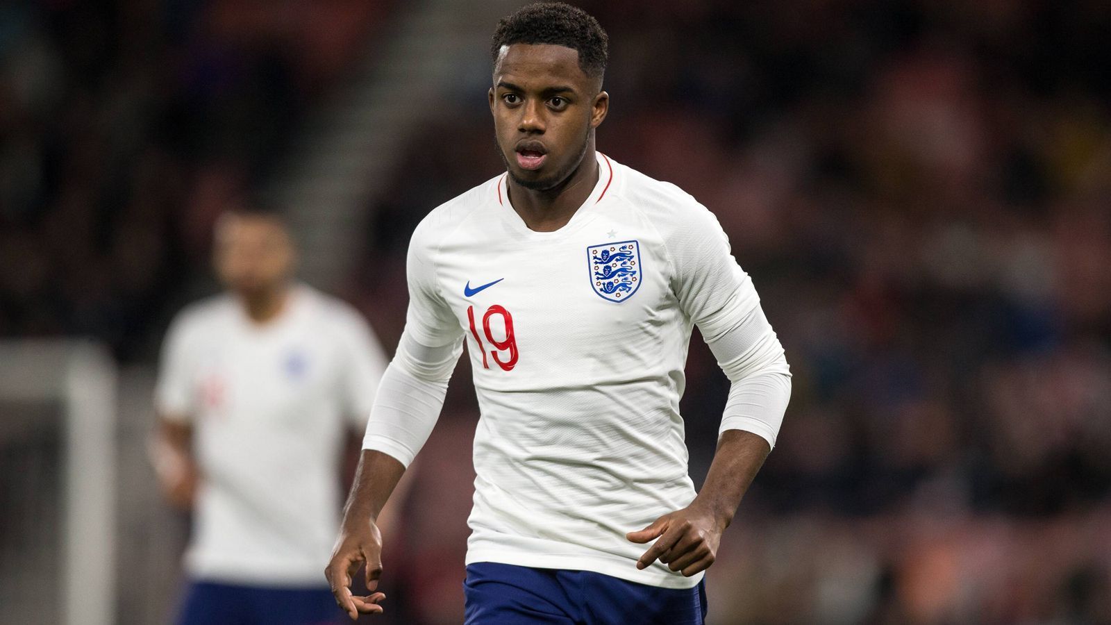 
                <strong>Ryan Sessegnon (England)</strong><br>
                Der 19-Jährige ist ein Eigengewächs des FC Fulham. In der Saison 2017 / 2018 war er eine der Schlüsselfiguren für den Aufstieg in die Premier League, indem er 16 Tore schoss und acht Treffer vorbereitete. Auch in der vergangenen Premier-League-Saison war er als Flügelspieler gesetzt, konnte den Abstieg aber nicht verhindern. Seine Stärken sind seine hohe Geschwindigkeit und seine Dribblings. 
              