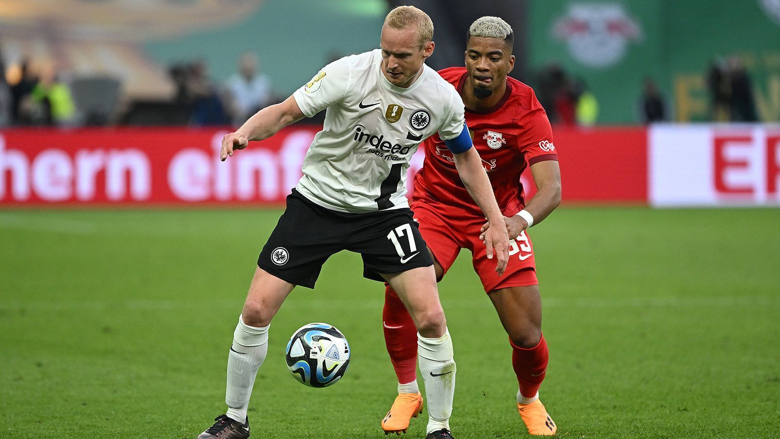 
                <strong>Sebastian Rode (Eintracht Frankfurt) </strong><br>
                Der SGE-Kapitän zeigt sich zweikampfstark, allerdings findet auch er im Finale so gut wie keine offensiven Lösungen. Macht im Großen und Ganzen eine unauffällige Partie. Rode muss bereits in der 70. Minute dem offensiveren Jesper Lindström weichen. ran-Note: 4
              