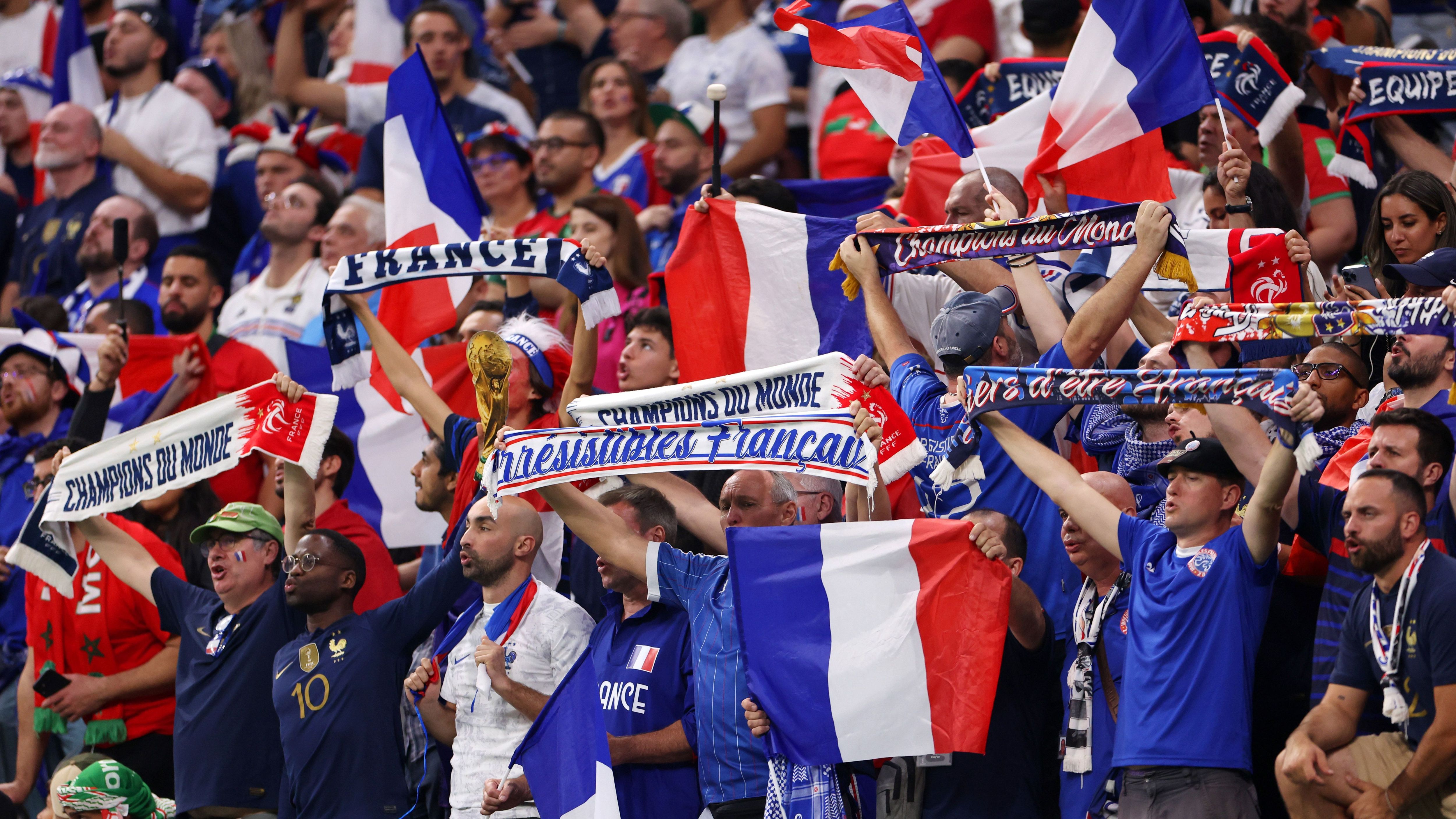 
                <strong>Fans: Frankreich</strong><br>
                Auf der Gegenseite stehen mit den Anhängern des Titelverteidigers ebenfalls äußert treue und inbrünstig ihre Mannen anfeuernde Fans. Es wird jedoch interessant sein zu sehen, wie die Fans von "Les Bleus" in Sachen Stimmgewalt den Kampf auf den Tribünen gegen das südamerikanische Temperament und Feuer aufnehmen können. Hier geht der Punkt klar an Argentinien.Stand: 4:3
              