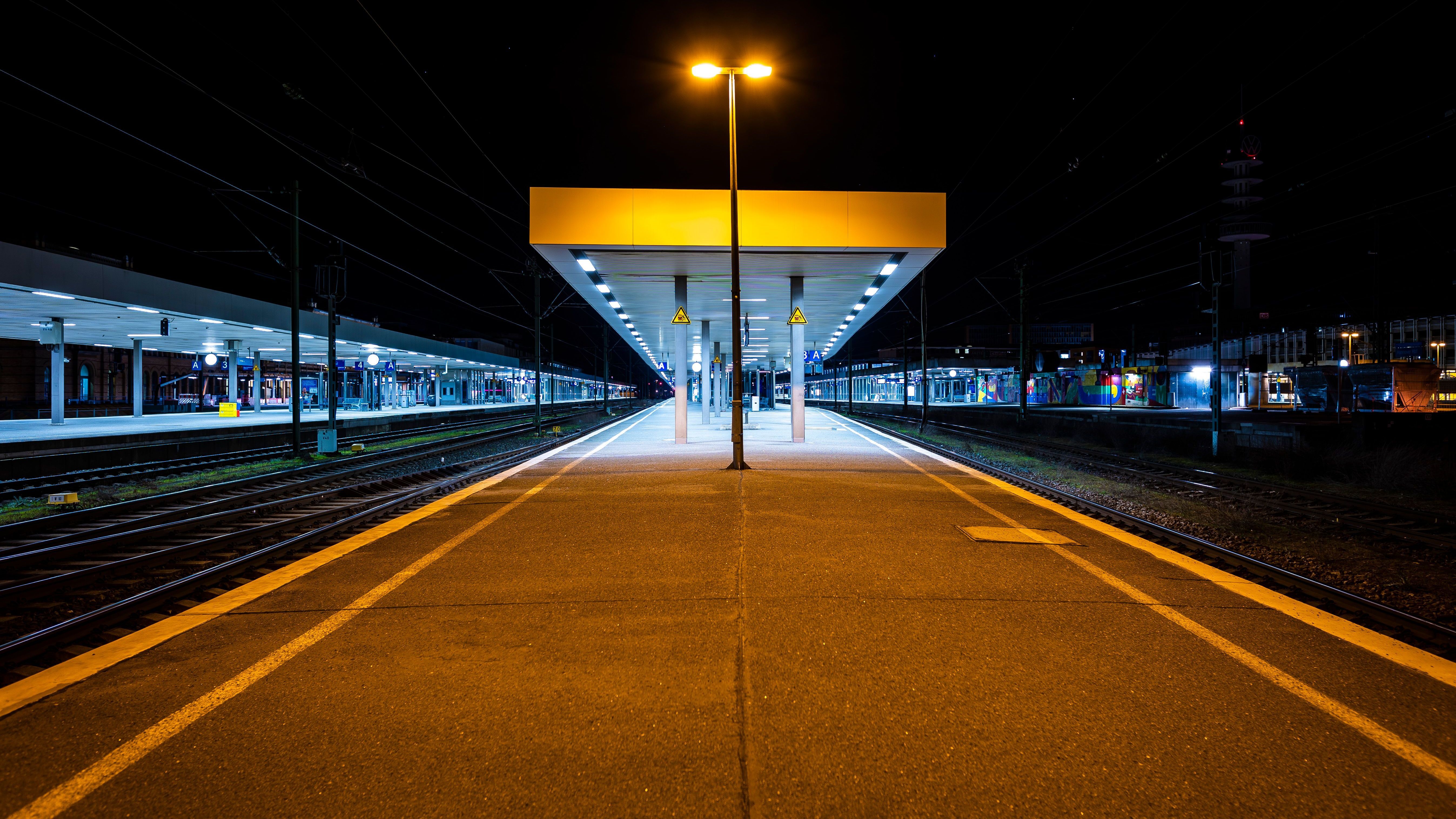 Hannover: Die Bahnsteige im Hauptbahnhof sind bereits in der Nacht zum Montag menschenleer - hier macht sich der Warnstreik schon am Abend bemerkbar.