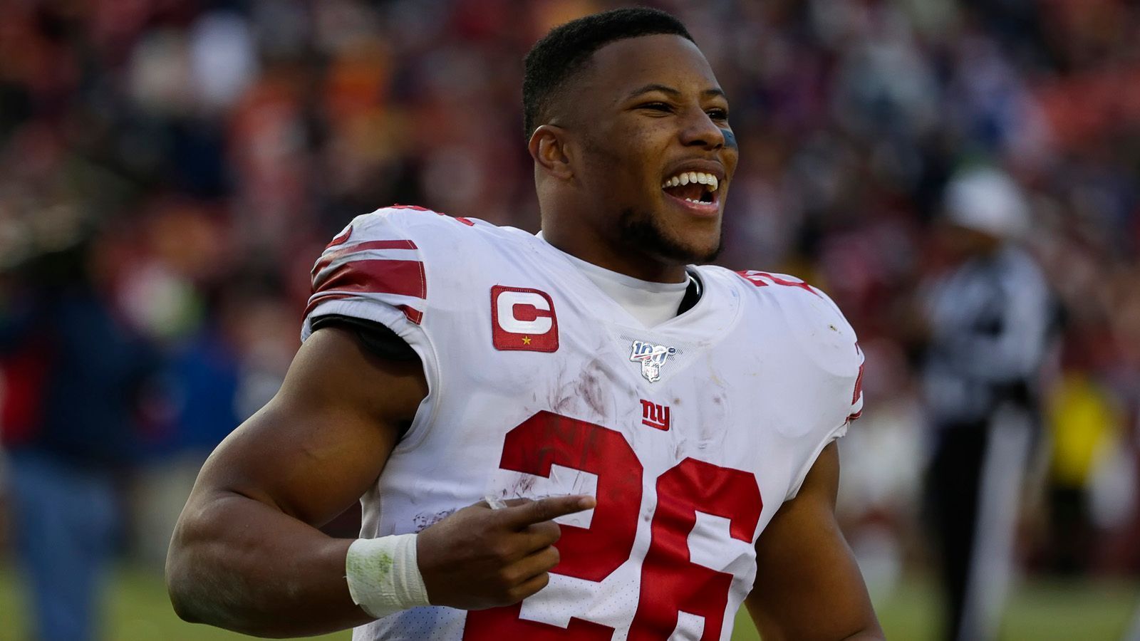 
                <strong>Von Saquon Barkley lernen</strong><br>
                Zu seinen Positionskollegen zählt unter anderem Superstar Saquon Barkley. "Ich freue mich, von ihm zu lernen. Aber natürlich kann ich mit ihm nicht konkurrieren", weiß er. Sein Ziel ist es, die Spieler aus der "zweiten Reihe" zu verdrängen: "Ich werde eher mit dem vierten oder fünften Running Back konkurrieren und versuchen, mich gleichzeitig im Special Team zu etablieren. Das ist wohl der beste Weg, um in den Kader zu kommen." 
              