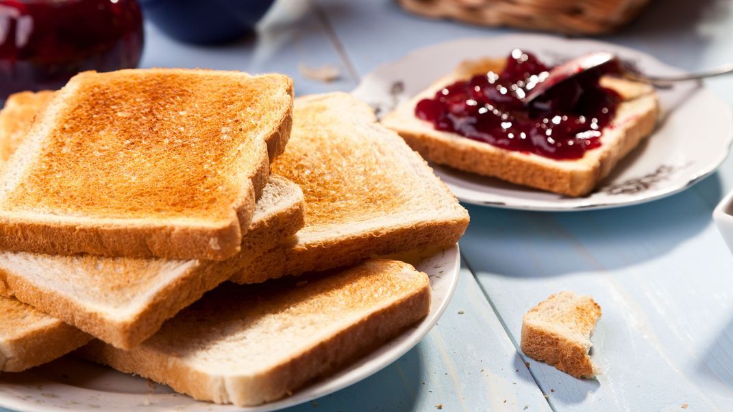 Der Hersteller Bakkerij Holland (Niederlande) ruft mehrere Toastbrotsorten wegen möglicher Kunststoffsplitter zurück.