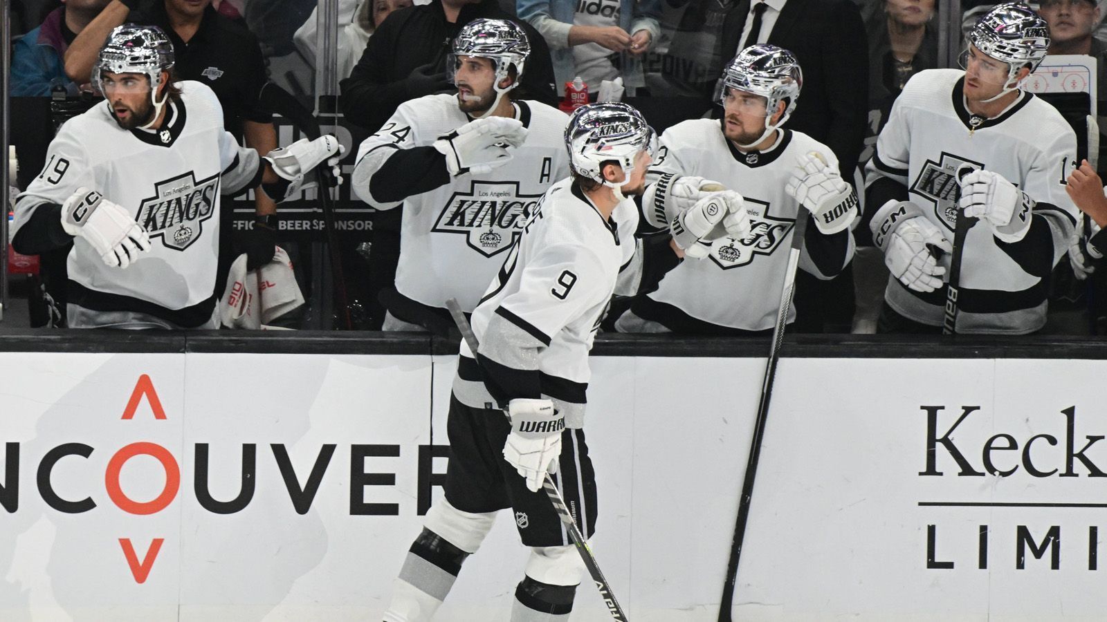 
                <strong>Los Angeles Kings</strong><br>
                Nach drei Jahren Abwesenheit aus den Stanley Cup Playoffs sicherten die Los Angeles Kings ihre zweite Teilnahme in Folge. Nach den Vegas Golden Knights und den Edmonton Oilers sind sie das dritte Team der Pacific Division und der Western Conference, das sich qualifizierte. Die Kings standen bereits drei Mal im Finale (1993, 2012, 2014) und gewannen den Cup in den Jahren 2012 und 2014.
              