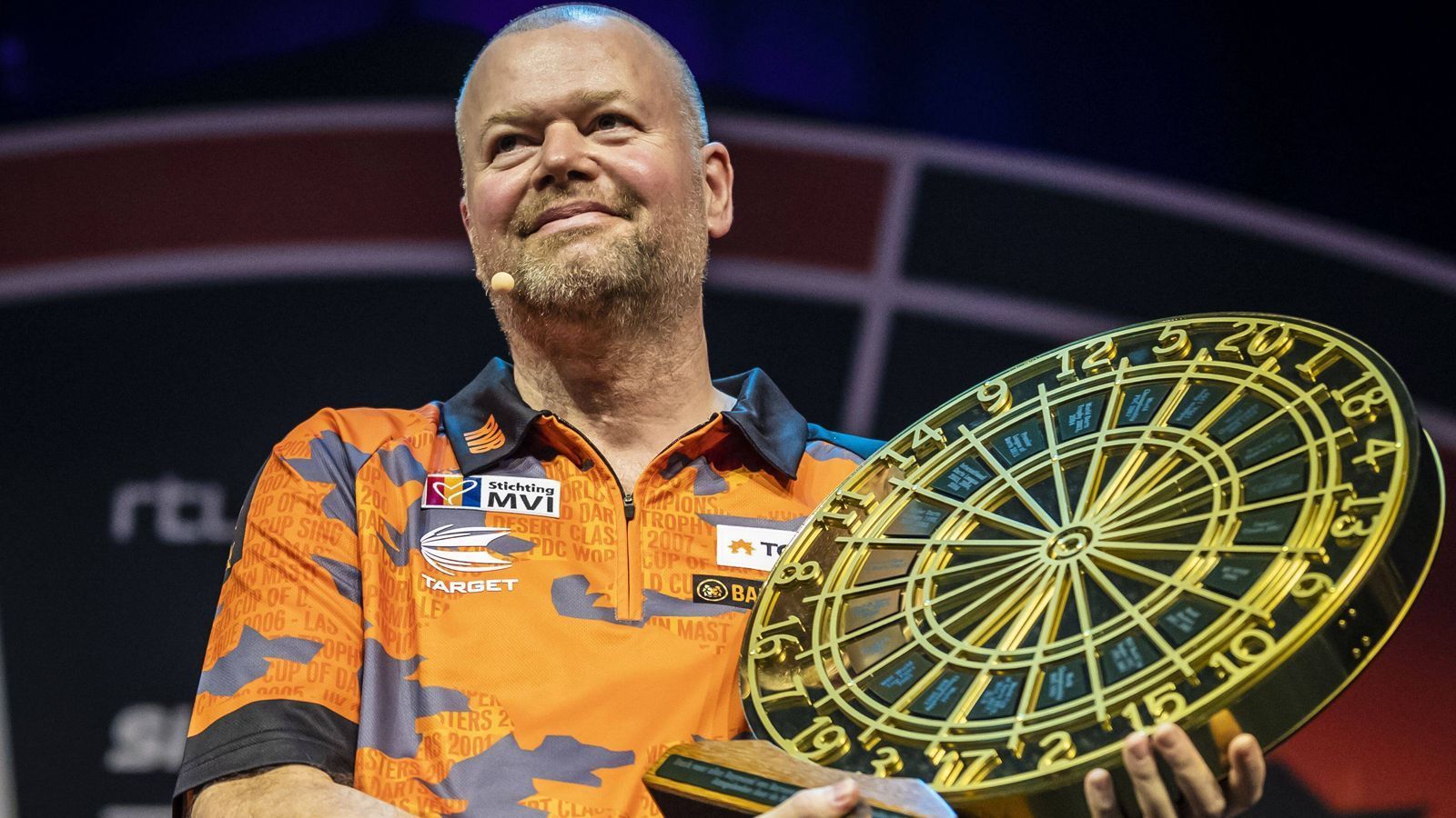 <strong>Raymond van Barneveld</strong><br>
                Postzusteller