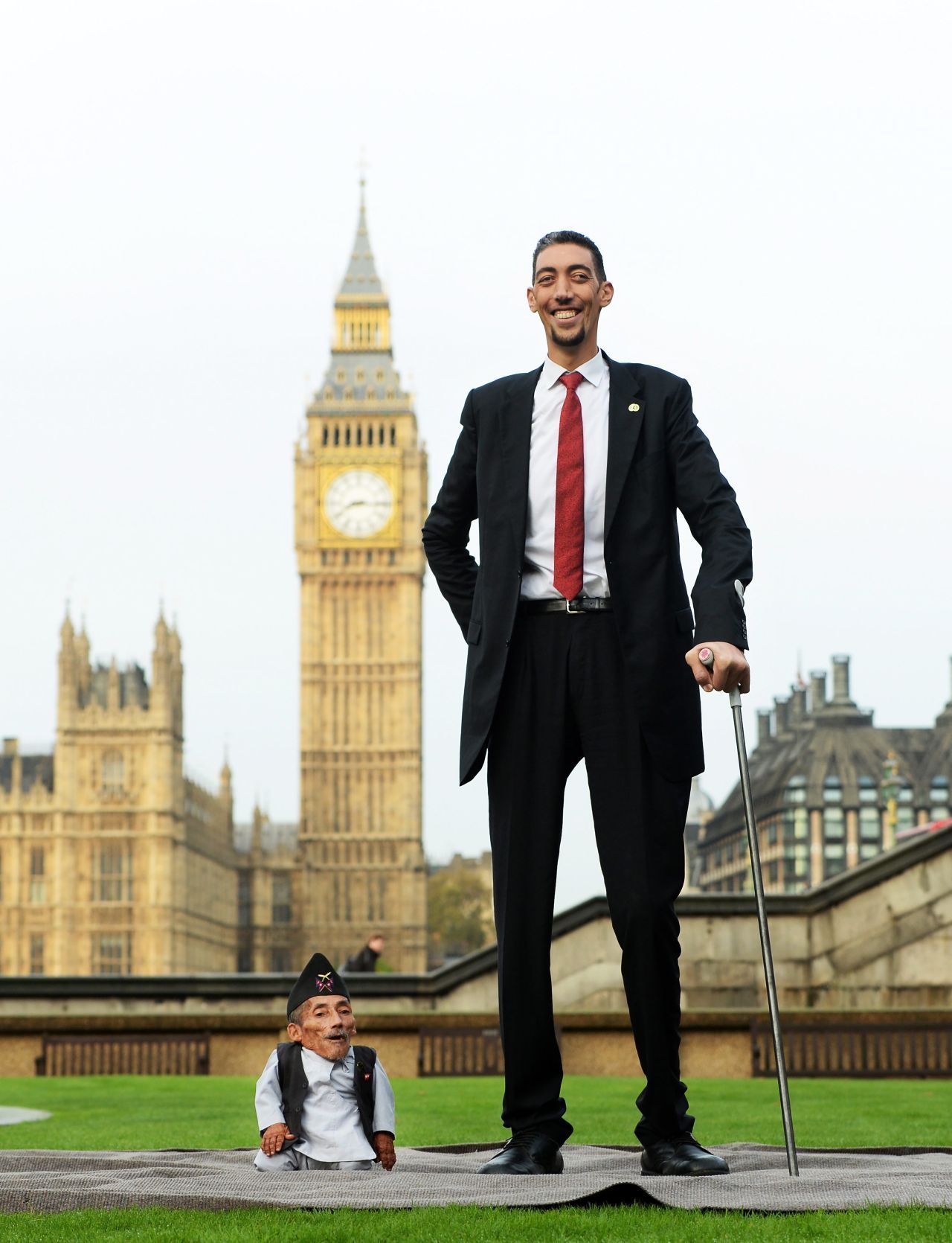 Chandra Bahadur Dangi aus Nepal und Sultan Kösen aus der Türkei posieren für Bilder für die Guinness World Records in London. Kösen ist fast zwei Meter größer als Dangi: Der Nepalese gilt mit einer Körpergröße von 54,6 Zentimeter als der kleinste lebende Mensch.