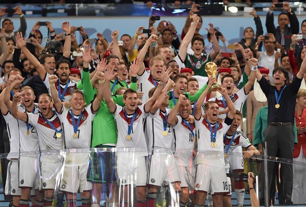 
                <strong>Die deutschen Weltmeister</strong><br>
                Am 28. Oktober werden die Nominierten für den Ballon d'Or bekannt gegeben. "Vom Prinzip her sollte es ein Spieler sein, der bei der WM einen großen Auftritt hatte. Deshalb sollte es in diesem Jahr ein Deutscher werden", sagt UEFA-Chef Michel Platini. Aber wer hätte Chancen?
              