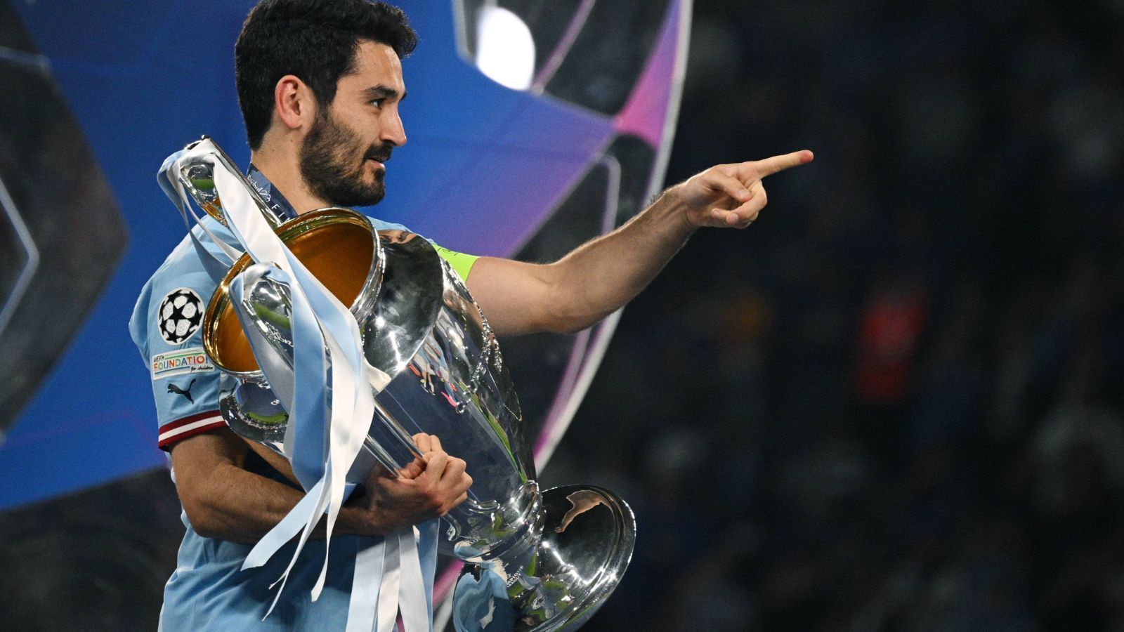 
                <strong>Mittelfeld: Ilkay Gündogan (Manchester City)</strong><br>
                Manchester Citys Mann der wichtigen Spiele lieferte auch in diesem Finale. Als einziger Deutscher schafft es Gündogan in die ran-Topelf der Champions League und als erster Spieler überhaupt führte er einen nicht deutschen Verein als Kapitän zum Champions-League-Titel. Kein Wunder, dass der 32-Jährige nach Abpfiff von allen gefragt wurde, ob er nun in Manchester bleibt oder nicht: Sein Stellenwert bei der aktuell wohl besten Mannschaft der Welt könnte kaum höher sein.
              