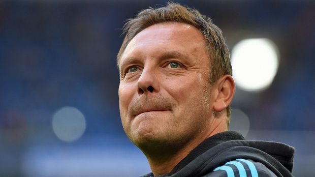 
                <strong>FC Schalke - 19 Trainer</strong><br>
                FC Schalke - 19 Trainer: Auch ganz vorne dabei bei Trainerwechseln sind die Knappen, die mit Andre Breitenreiter derzeit den 19. Trainer seit 1996 im Amt haben. Zu bedenken gilt aber auch, dass mit Huub Stevens oder Ralf Rangnick zwei Trainer gleich zwei Mal auf Schalke das Sagen hatten. Den größten Erfolg in den letzten 20 Jahren feierte eben jener Stevens mit dem UEFA-Cup-Sieg 1997. Rangnick holte mit dem Revier-Klub in seiner zweiten, kurzen Ära immerhin den DFB-Pokal durch einen klaren Finalsieg gegen Duisburg.
              