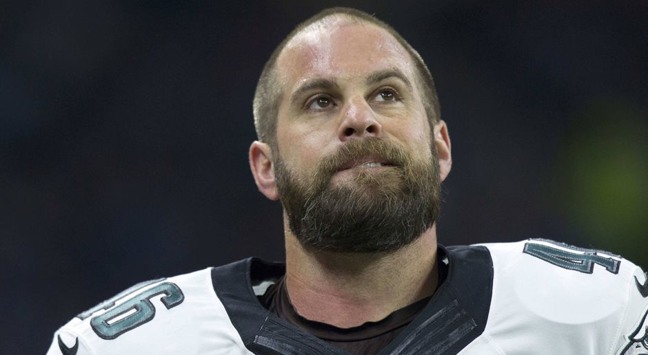 
                <strong>Jon Dorenbos zu den New Orleans Saints</strong><br>
                Es hat sich ausgezaubert in Philadelphia. Eagles-Long-Snapper Jon Dorenbos verlässt nach elf Jahren die "City of Brotherly Love" und schließt sich in Zukunft den New Orleans Saints an. Die Eagles erhalten für den Trade im Gegenzug einen Siebtrundenpick im NFL-Draft 2019, wie die Franchise offiziell auf Twitter bekanntgab. Der 37-Jährige wird kommende Spielzeit in sein 15. NFL-Jahr gehen. Vergangene Saison sorgte er vor allem mit seinen Zaubertricks für Aufmerksamkeit, die er in der US-Fernsehshow "America's Got Talent" vorführte. Dort belegte er am Ende den dritten Platz.
              