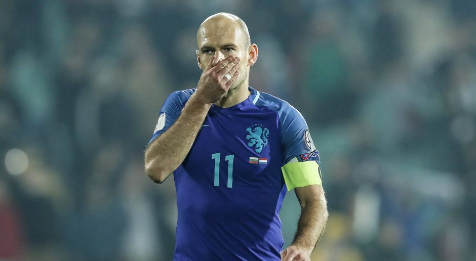 
                <strong>Arjen Robben</strong><br>
                Arjen Robben (Niederlande): "Das ist einfach nur peinlich." Diese deutlichen Worte fand Arjen Robben nach dem blamablen 0:2 in Bulgarien. Die Niederländer liegen sechs Punkte hinter Tabellenführer Frankreich und drei Zähler hinter den zweitplatzierten Schweden zurück. Grund genug, Trainer Davy Blind zu feuern und in den letzten fünf Partien alles auf eine Karte zu setzen. Sonst heißt es bald: "Ohne Holland fahr'n wir zur WM."
              