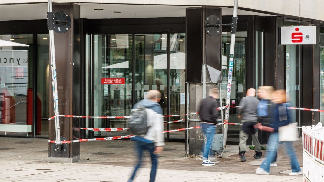 Blick auf den Gehweg am Jungfernstieg in der Hamburger Innenstadt, auf dem am Dienstag (2. Juli) bei einem Autounfall ein Mensch getötet wurde und mehrere verletzt wurden.