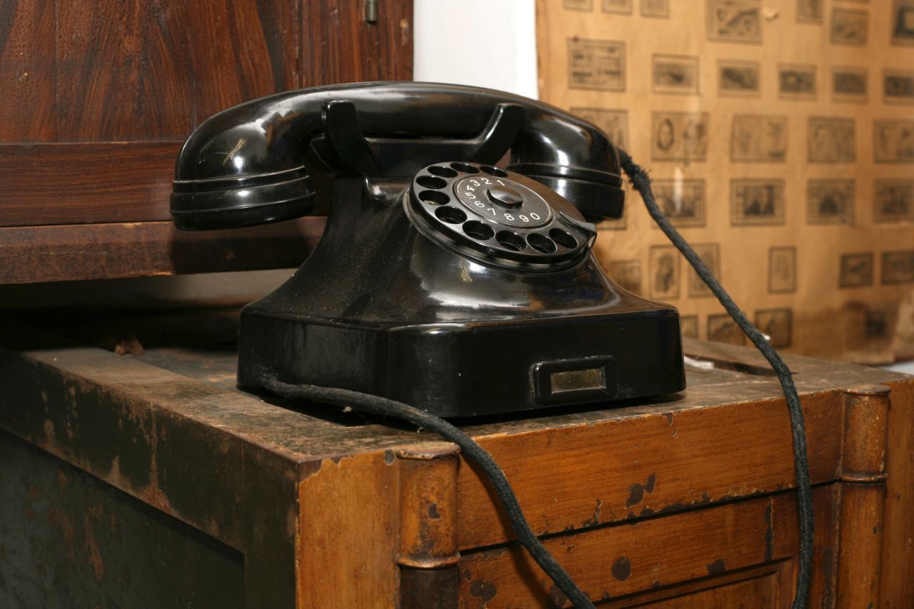 Die Erfindung der Wählscheibe im Jahr 1913 war eine große Sache, man brauchte keine Telefonistin mehr. Aber das Wählen dauerte lange - und wehe, man verwählte sich!