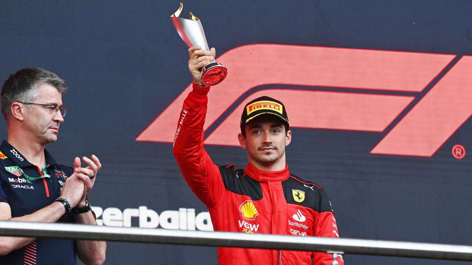 
                <strong>Gewinner: Charles Leclerc</strong><br>
                Die dritte Pole in Folge in Aserbaidschan, zudem Pole im Sprint Shootout: Die Qualifyings liefen für Charles Leclerc an diesem Wochenende exzellent. Ein Sieg war dem Monegassen in beiden Rennen zwar nicht vergönnt, nach seinem katastrophalen Saisonstart in den ersten drei Rennen konnte Leclerc aber zumindest etwas jubeln. Allein im Sprintrennen holte er mehr Zähler als zuvor in der ganzen Saison, mit Platz drei im regulären Rennen feierte er gleichzeitig sein erstes Podium. Hinter der Übermacht von Red Bull mit Verstappen und Perez scheint der Monegasse jetzt zumindest im Kampf um den drittstärksten Fahrer angekommen zu sein.
              