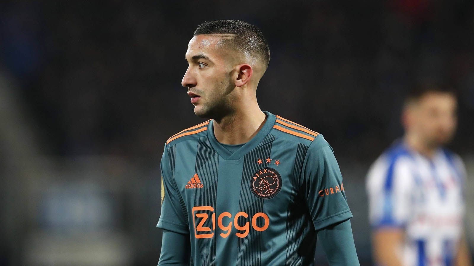 
                <strong>Hakim Ziyech (von Ajax Amsterdam)</strong><br>
                Gerade einmal 40 Millionen Euro musste Chelsea für den niederländischen Mittelfeldspieler hinblättern, der Transfer wurde bereits zu Jahresbeginn festgezurrt. Ein Schnäppchen angesichts der Leistungen, die Hakim Ziyech bei Ajax schon zeigte. Mit seiner Kreativität kann der Marokkaner der Chelsea-Offensive neues Leben einhauchen. Doch trotz dieser drei hochkarätigen Verstärkungen haben die Blues noch nicht vom Transfermarkt, mehrere Spieler sind noch im Gespräch.
              