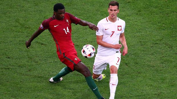 
                <strong>William Carvalho (Portugal)</strong><br>
                William Carvalho (Portugal): Für den Antreiber von Sporting Lissabon lief das Viertelfinale gegen Polen äußerst unglücklich. Er kam in der Nachspielzeit der regulären Spielzeit einen Schritt zu spät in einen Zweikampf und kassierte seine zweite Gelbe Karte im Laufe der Endrunde. Besonders bitter: Kurze Zeit später holte ihn Trainer Fernando Santos ohnehin vom Feld. Jetzt muss Carvalho hoffen, dass seine Kollegen Wales im Halbfinale schlagen.
              