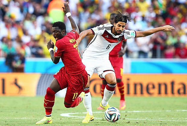 
                <strong>Sami Khedira</strong><br>
                Note 5: Eigentlich die ordnende Hand im defensiven Mittelfeld. Doch Khedira ließ sich von der allgemeinen Verunsicherung der kompletten DFB-Elf anstecken und spielte entsprechend schwach. Mit vielen ungewohnten Ballverlusten und verlorenen Zweikämpfen.
              