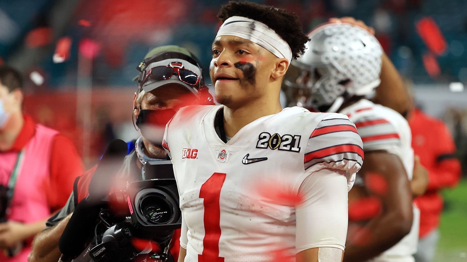 
                <strong>11. Pick: Chicago Bears - Justin Fields</strong><br>
                &#x2022; Quarterback -<br>&#x2022; Ohio State -<br>&#x2022; Trade mit den New York Giants für Picks 20, 164, 2022 Erstrunden-Pick und 2022 Viertrunden-Pick<br>
              