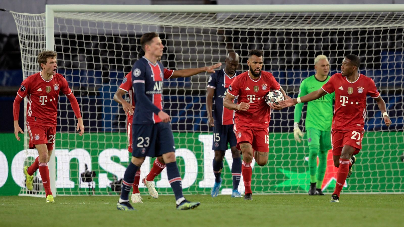 <strong>2020/2021, Viertelfinale: FC Bayern München - PSG 1:0 (nach 2:3)</strong><br>
                Die beiden Vorjahresfinalisten FC Bayern und Paris St. Germain trafen im folgenden Frühjahr bereits im Viertelfinale der Königsklasse erneut aufeinander und PSG revanchierte sich für die Finalniederlage. Auf das 2:3 im Hinspiel folgte zwar ein 1:0-Erfolg der Bayern auswärts, das Halbfinal-Ticket buchten aber trotzdem die Franzosen.