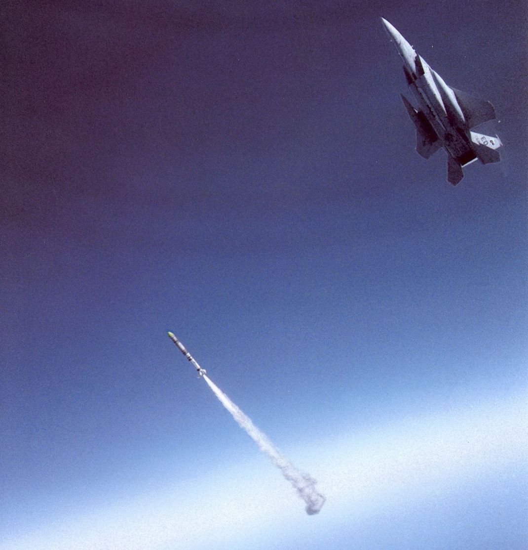 Ein US-Kampfjet schießt 1985 eine Anti-Satellitenrakete ab und zerstört damit den gut 500 Kilometer über ihm fliegenden US-Satelliten Solwind.