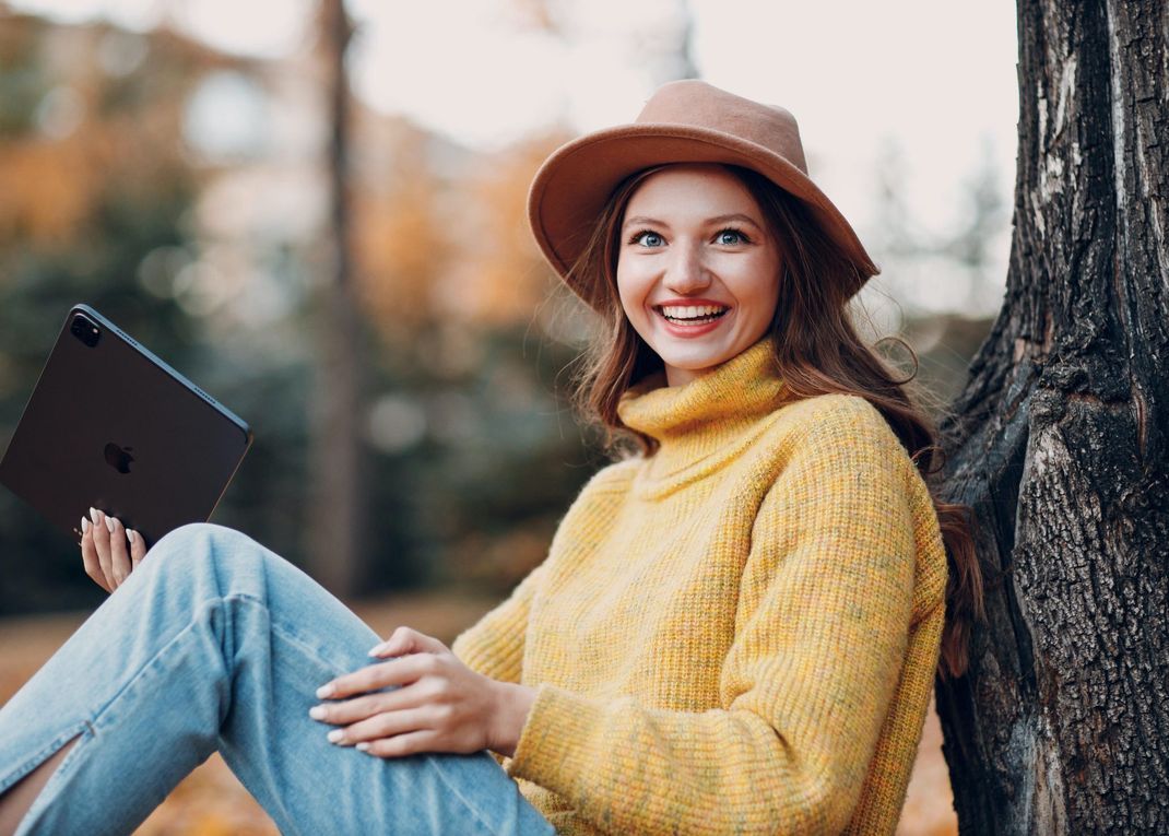 Her mit der Kohle: Mit viel Glück und natürlich viel Arbeit kannst du als Influencer richtig gut verdienen.