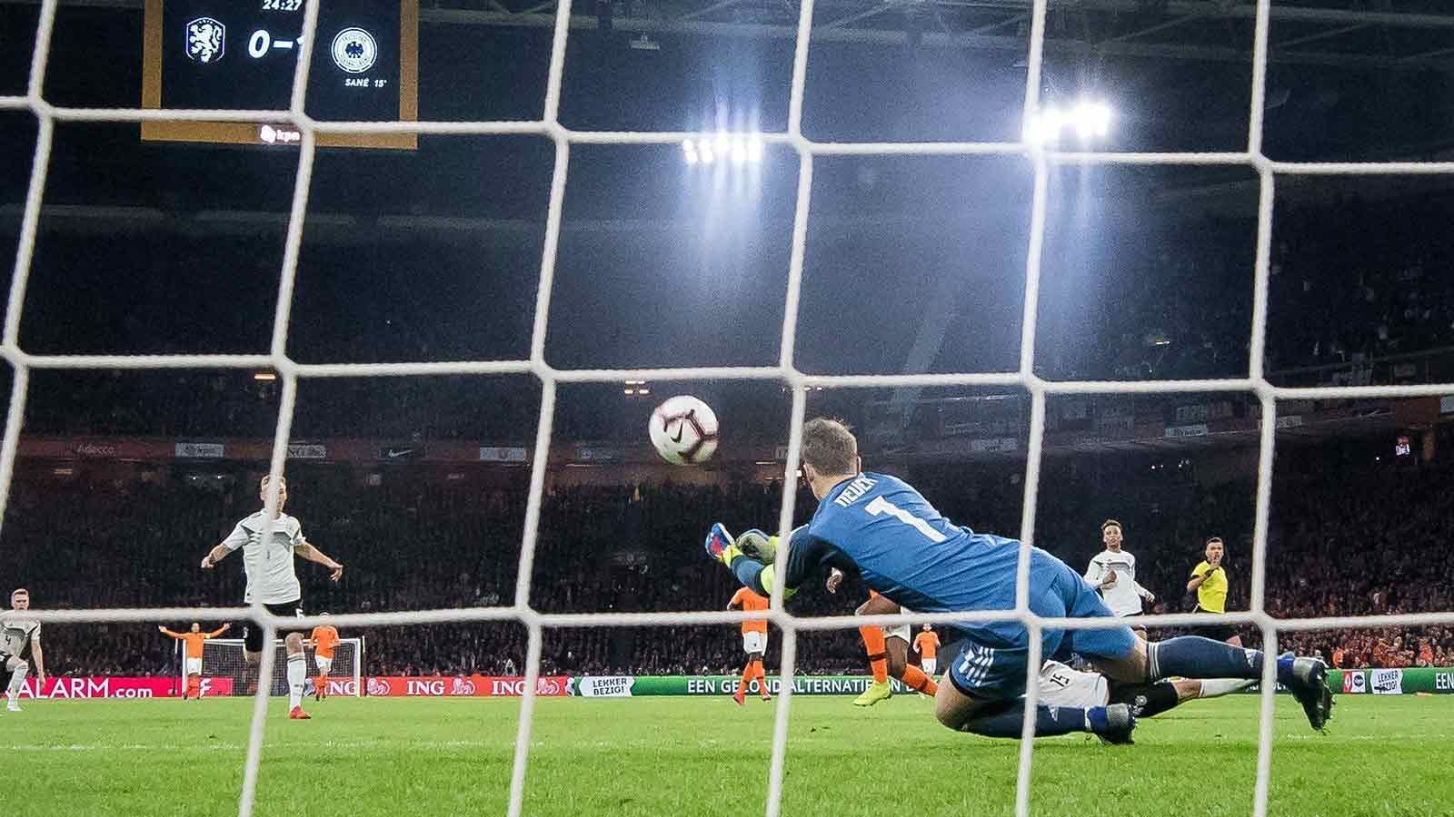 
                <strong>Manuel Neuer</strong><br>
                Gleich zweimal pariert der Kapitän stark gegen Babel. Außerdem auffällig: Neuer wird immer wieder angespielt – auch in Bedrängnis. Die Vordermänner sind sich seiner fußballerischen Klasse sehr bewusst. Das 1:2 kann er ebenso wenig verhindern wie das 2:2. Insgesamt ein starker Rückhalt. ran-Note: 2
              