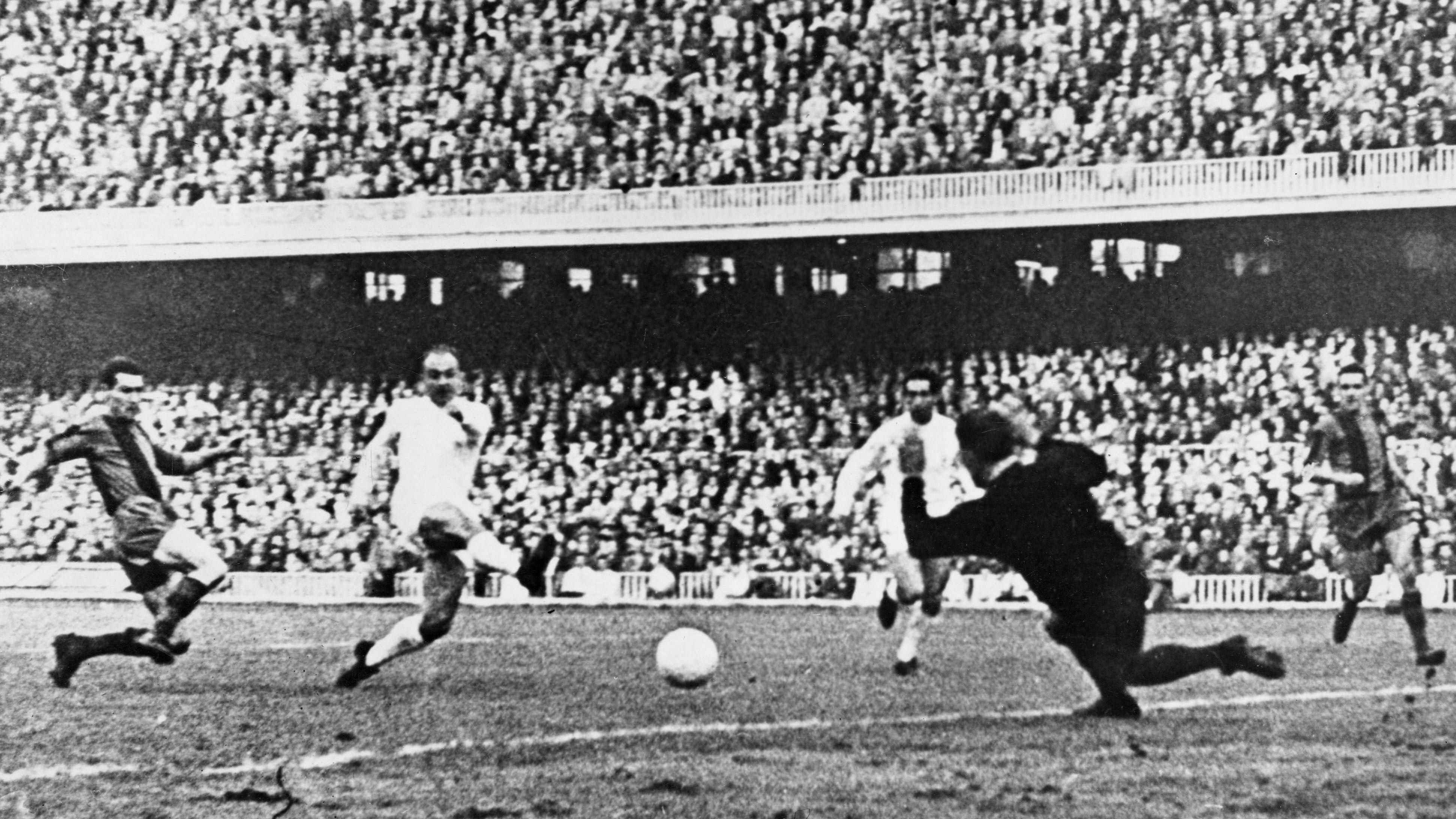 <strong>Die Vorgeschichte</strong><br>Bereits 1902 trafen Real und Barca aufeinander, spätestens nach Ende des spanischen Bürgerkriegs im Jahr 1939 entwickelte sich die Rivalität. Schon als Real Barca 1953 Alfredo Di Stefano wegschnappte, waren sich die Klubs spinnefeind. Bemerkenswert war das 11:1 von Real gegen Barca in der Copa del Rey 1943, bei dem ein Real-Verantwortlicher die Barca-Spieler eingeschüchtert haben soll.