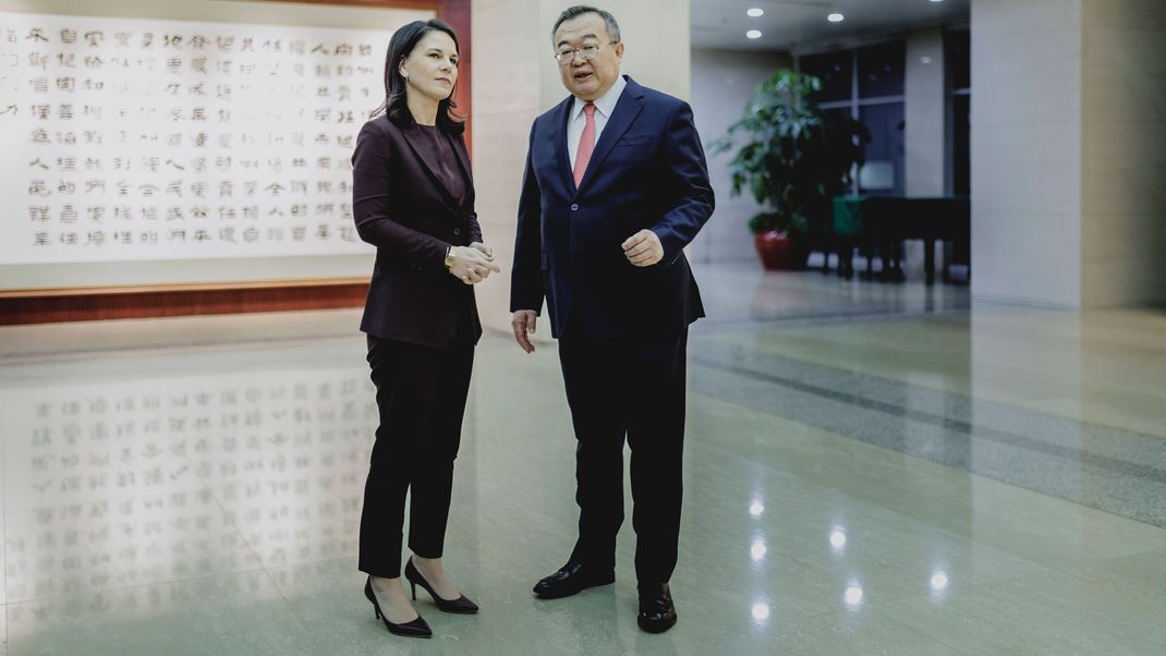 Annalena Baerbock, Bundesaußenministerin und Liu Jianchao, Minister der Internationalen Abteilung des Zentralkomitees der kommunistischen Partei Chinas.