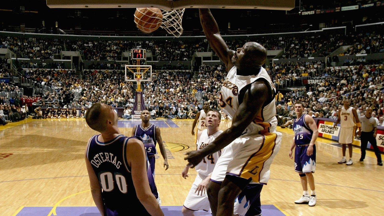 
                <strong>Platz 8: Shaquille O'Neal</strong><br>
                28.596 Punkte. Shaq, als Kind mit Wohnhaft in Fulda, wurde dank der seltenen Kombination aus Kraft (2,16 Meter, 140 Kilogramm), Schnelligkeit und Talent zum besten Center der Jahrtausendwende. Trotz seiner drei Titel mit den Lakers glauben viele, dass der "Diesel" noch erfolgreicher hätte sein können.
              