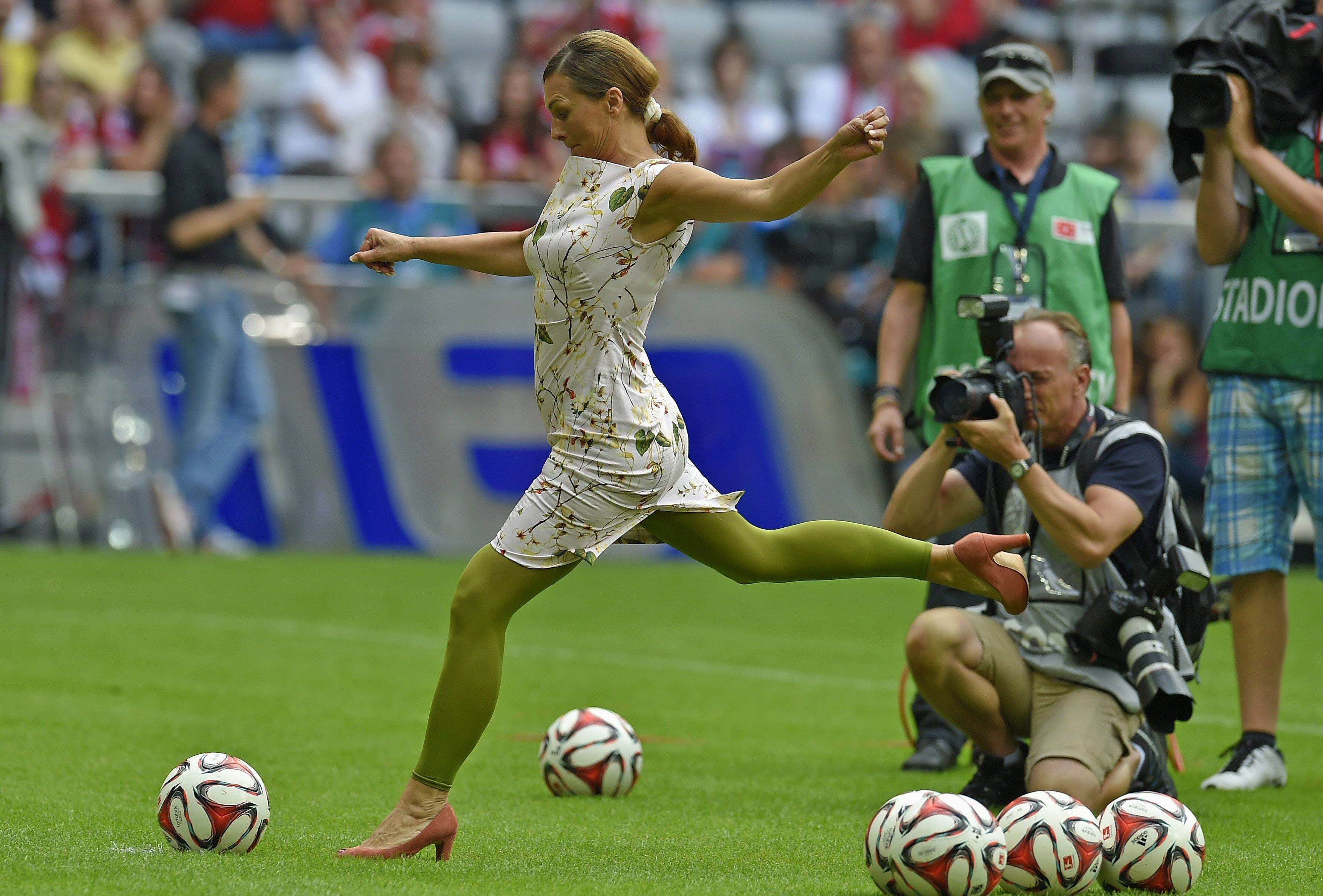 
                <strong>Die Zahlen und Fakten rund ums Stadion</strong><br>
                46.104 Zuschauer waren beim Frauen-Länderspiel am 29. Juni 2013. Dies ist der bisherige Europarekord für die Besucherzahl bei einem Frauen-Freundschaftsländerspiel. Mit rund vier Millionen Besuchern war die Arena 2014 die meistbesuchte Sehenswürdigkeit in ganz Bayern.
              