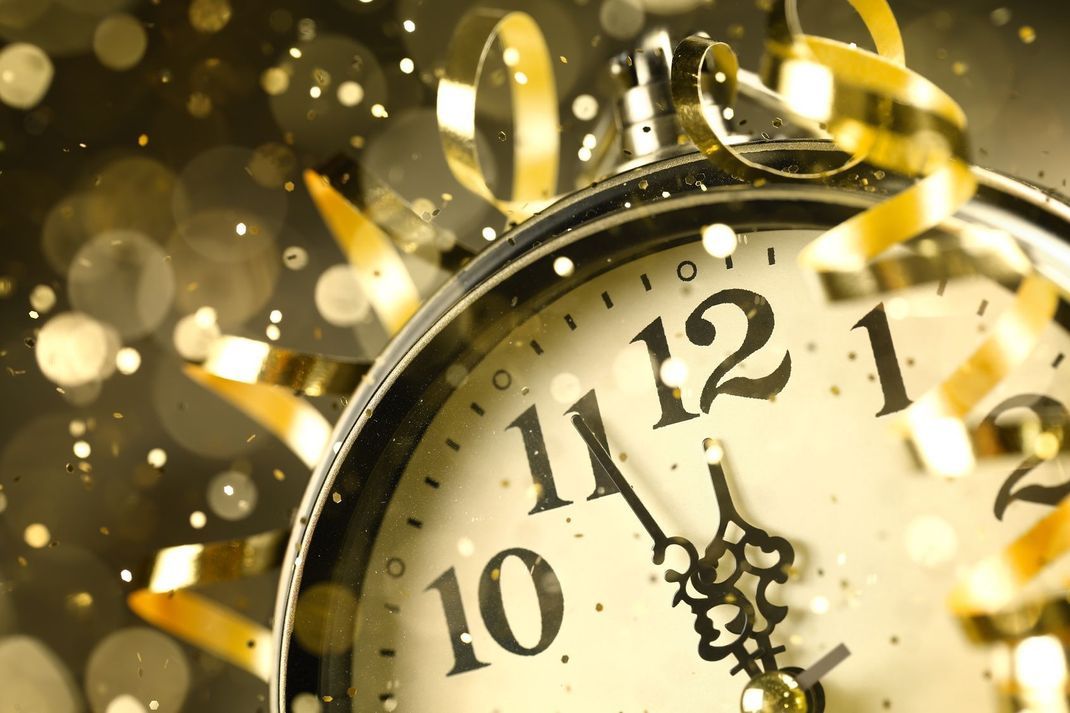 Je nachdem, wie pünktlich Sie ins neue Jahr starten möchten, zählen Sie den Silvestercountdown mit einer normalen Uhr, online, im Fernsehen oder via Funk.
