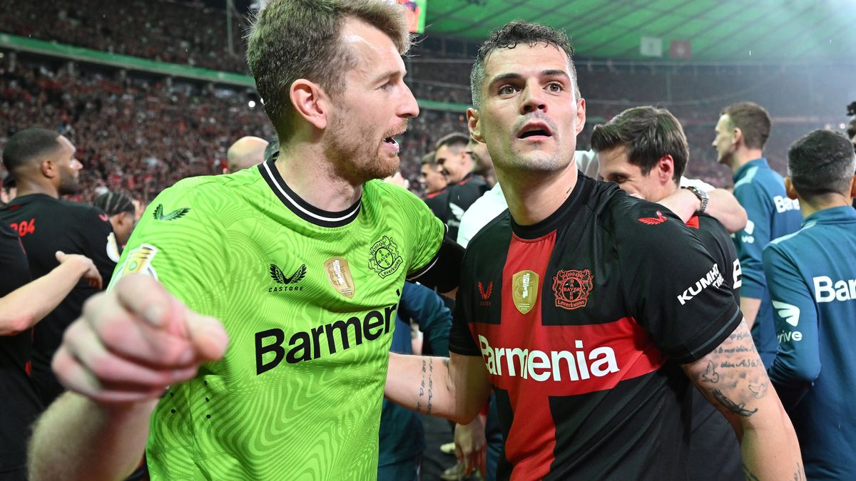 Lukas Hradecky und Granit Xhaka (v. l.)