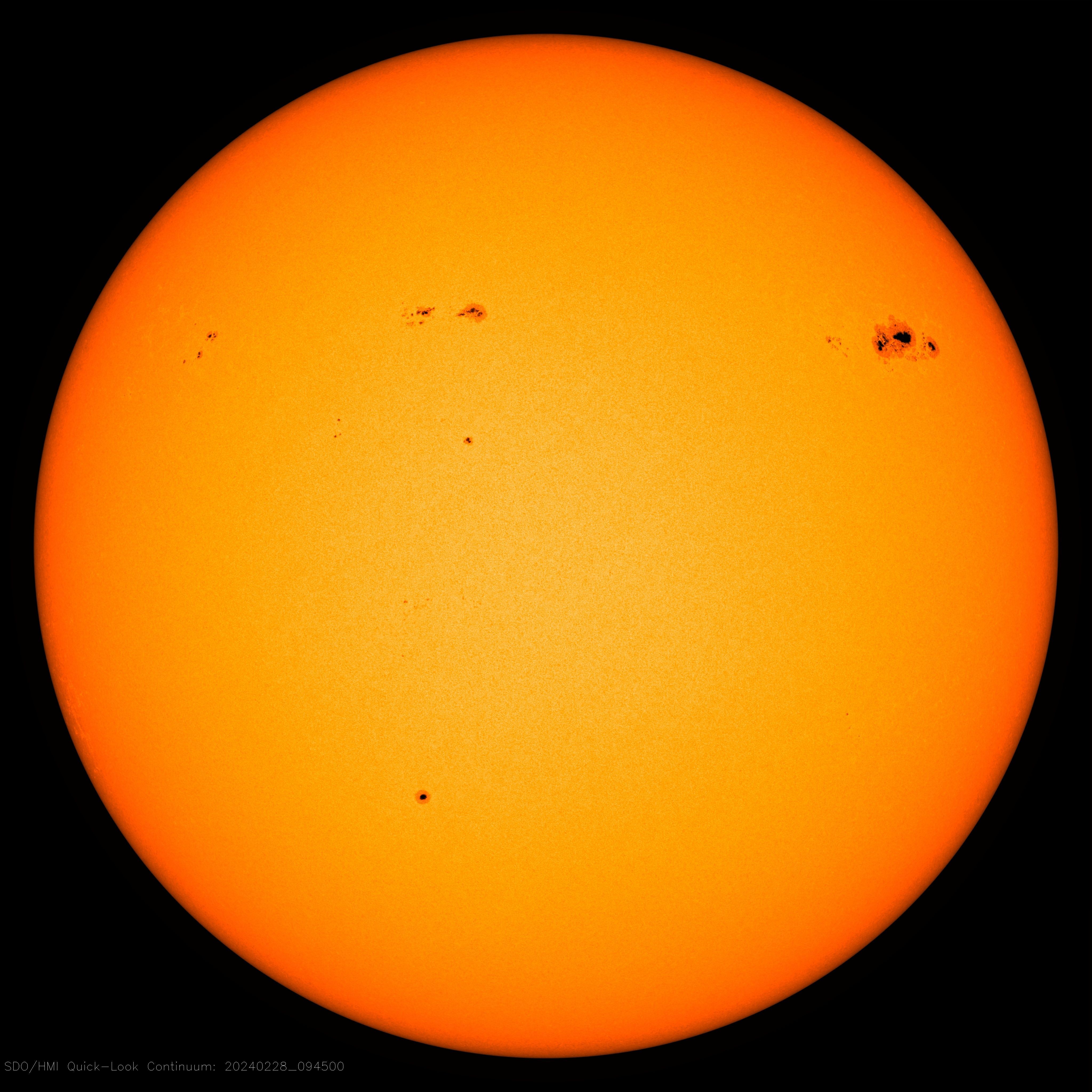 Die Sonnenflecken-Gruppe AR3590 hat sich kürzlich in unser Sichtfeld bewegt und ist zehnmal größer als die Erde. Sonnenflecken sind Gebiete mit starken Magnetfeldern auf der Sonnenoberfläche und erscheinen auf Bildern schwarz, leuchten aber in Wirklichkeit mit einem Drittel der Strahlkraft der Sonne.&nbsp;