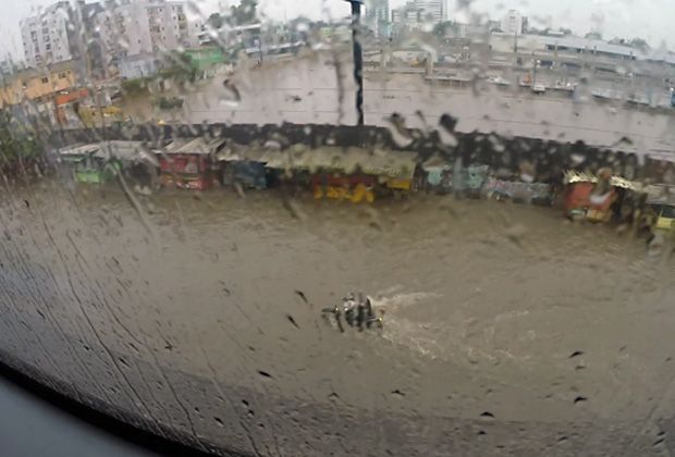 
                <strong>USA vs. Deutschland (0:1) - Unwetter in Recife</strong><br>
                Ein Blick aus dem Bus - auf dieser Strecke sollte auch die deutsche Mannschaft zum Stadion fahren. Die Route wurde kurzzeitig verlegt.
              