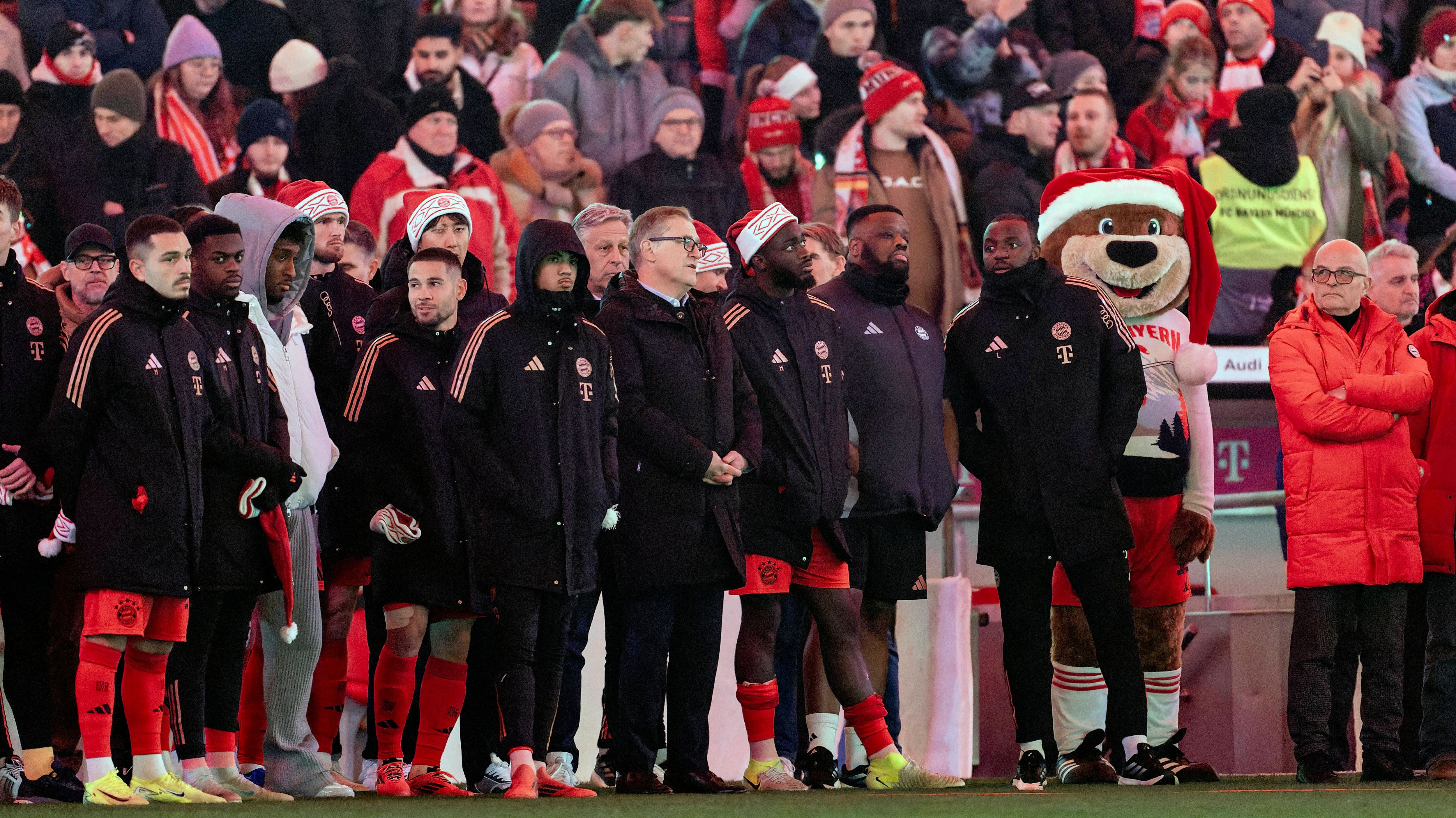 <strong>FC Bayern München vs. RB Leipzig</strong><br>Bei Anpfiff des Freitagabendspiels gegen RB Leipzig war die Tragödie in Magdeburg noch nicht bekannt. Nach Abpfiff versammelten sich beide Teams zu einer Schweigeminute für die Opfer des Weihnachtsmarkt-Anschlags. Die geplante Weihnachtsshow der Bayern in der Allianz Arena wurde abgesagt.