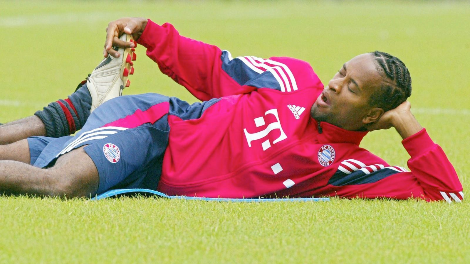 
                <strong>Ze Roberto (2004)</strong><br>
                Trainingsfleißig war Ze Roberto schon immer, auch wenn es hier im Trainingslager der Bayern gerade entspannt zugeht...
              