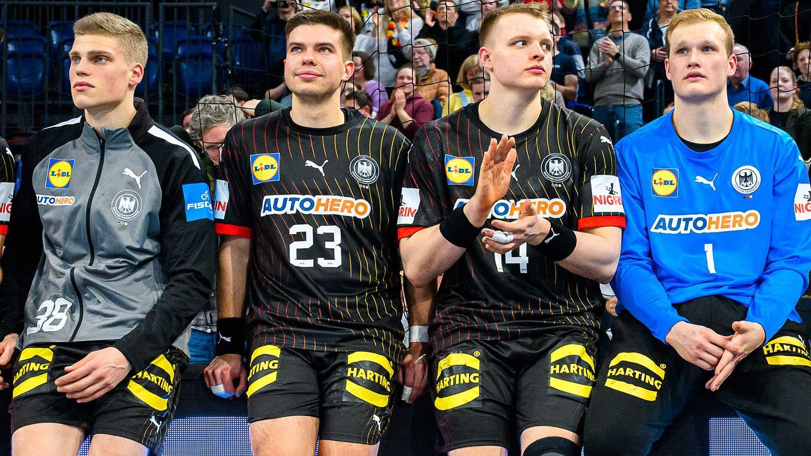 <strong>MVP, Geheimwaffe, Millionärssohn und ein Eklat: Das sind die DHB-Rookies<br></strong>In Justus Fischer, David Späth, Renars Uscins, Martin Hanne und Nils Lichtlein stehen fünf Turnierdebütanten im deutschen EM-Kader. Wer sind die DHB-Youngster? Welche Rolle haben sie beim Auftakt gespielt – und was können sie der deutschen Mannschaft im Turnierverlauf noch geben?