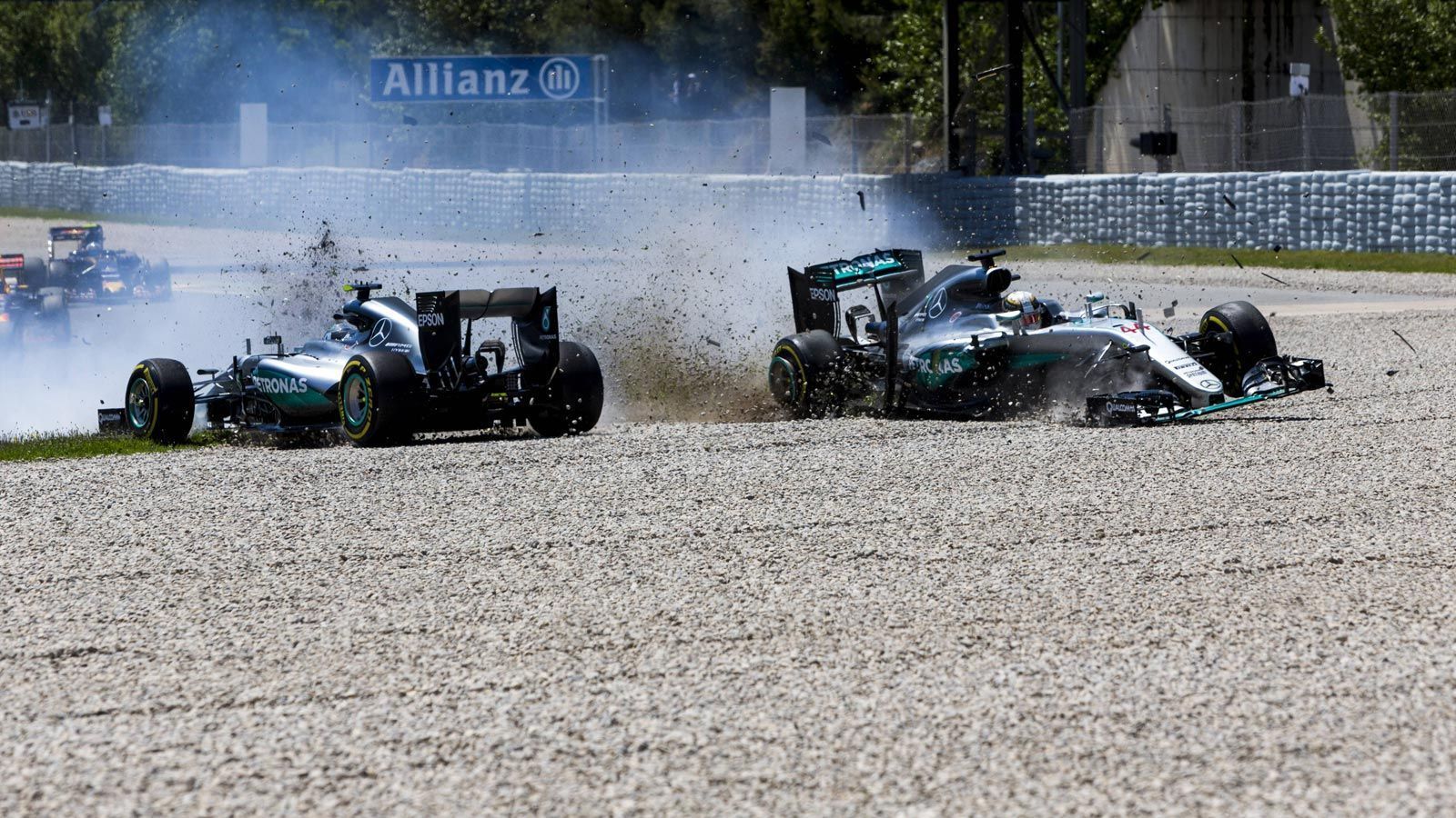 
                <strong>Crash in Spanien!</strong><br>
                Höhepunkt ihrer Rivalität war der Zusammenstoß in Spanien. Kurz nach dem Start versuchte Hamilton seinen Teamkollegen zu überholen, kam dabei von der Strecke ab und crashte in Rosbergs Auto. Beide schieden somit aus. Das Rennen gewann Max Verstappen, der das erste Mal im Red Bull saß und als jüngster Grand-Prix-Sieger in die Geschichte einging.
              