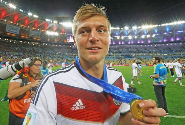 
                <strong>Platz 3: Toni Kroos (27,5 Mio.)</strong><br>
                Der große Aufsteiger im deutschen Team heißt Toni Kroos. Der Neuzugang von Real Madrid ist nun 27,5 Millionen Euro wert (213 Prozent Steigerung zur letzten Erhebung vor zwei Jahren) und landet damit auf dem Treppchen.
              