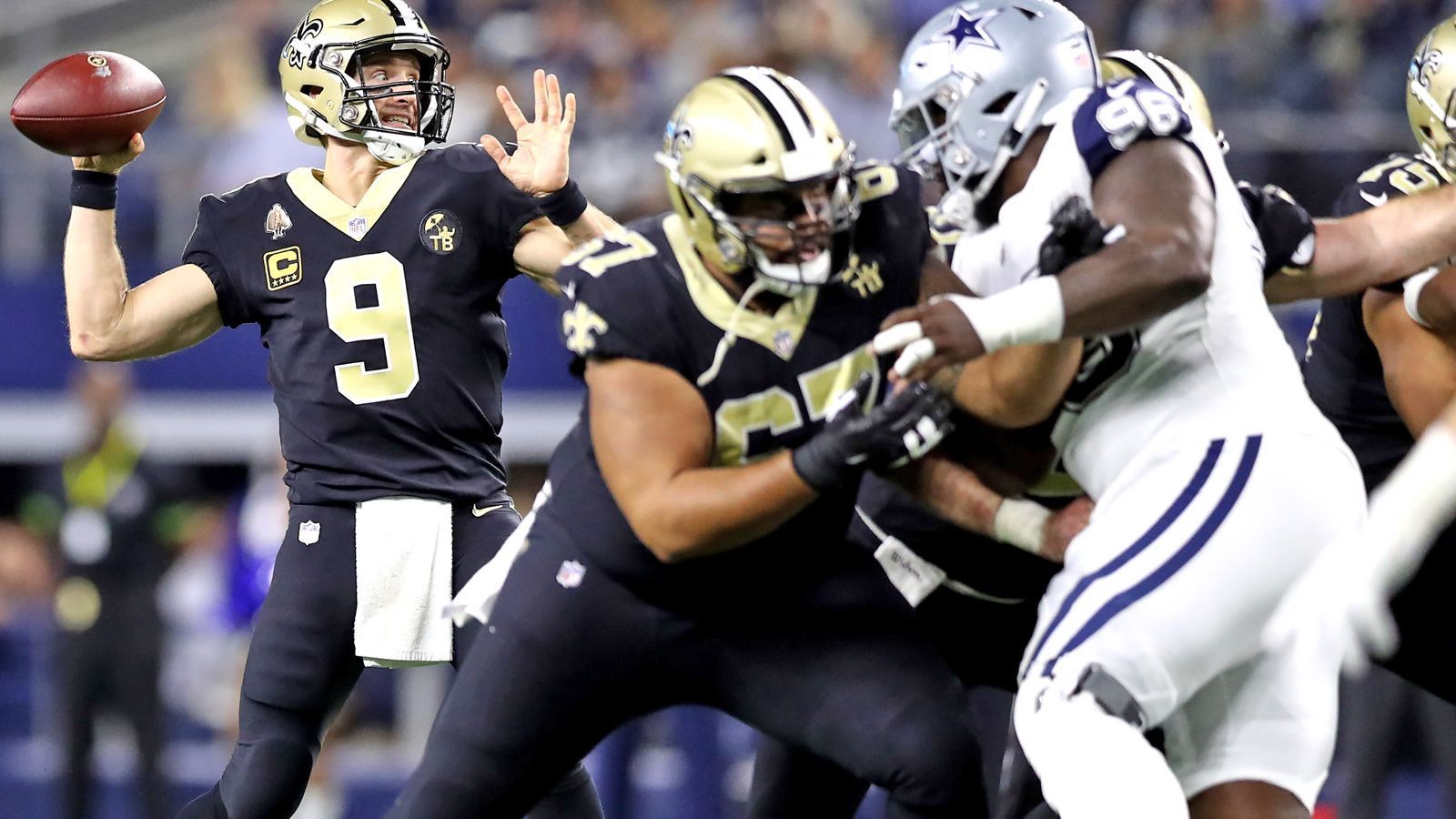 
                <strong>Week 13: Brees schafft zum zehnten Mal 30 Touchdowns pro Saison</strong><br>
                Trotz seiner wohl schwächsten Leistung in der NFL-Saison 2018 hat Drew Brees bei der Niederlage gegen die Dallas Cowboys (10-13) erneut einen Rekord aufgestellt. Der Quarterback der New Orleans Saints warf mit seinem Pass auf Keith Kirkwood seinen 30. Touchdown der Saison. Dies gelang Brees bereits zum zehnten Mal in seiner Karriere. Kein NFL-Spieler hat das zuvor geschafft.
              