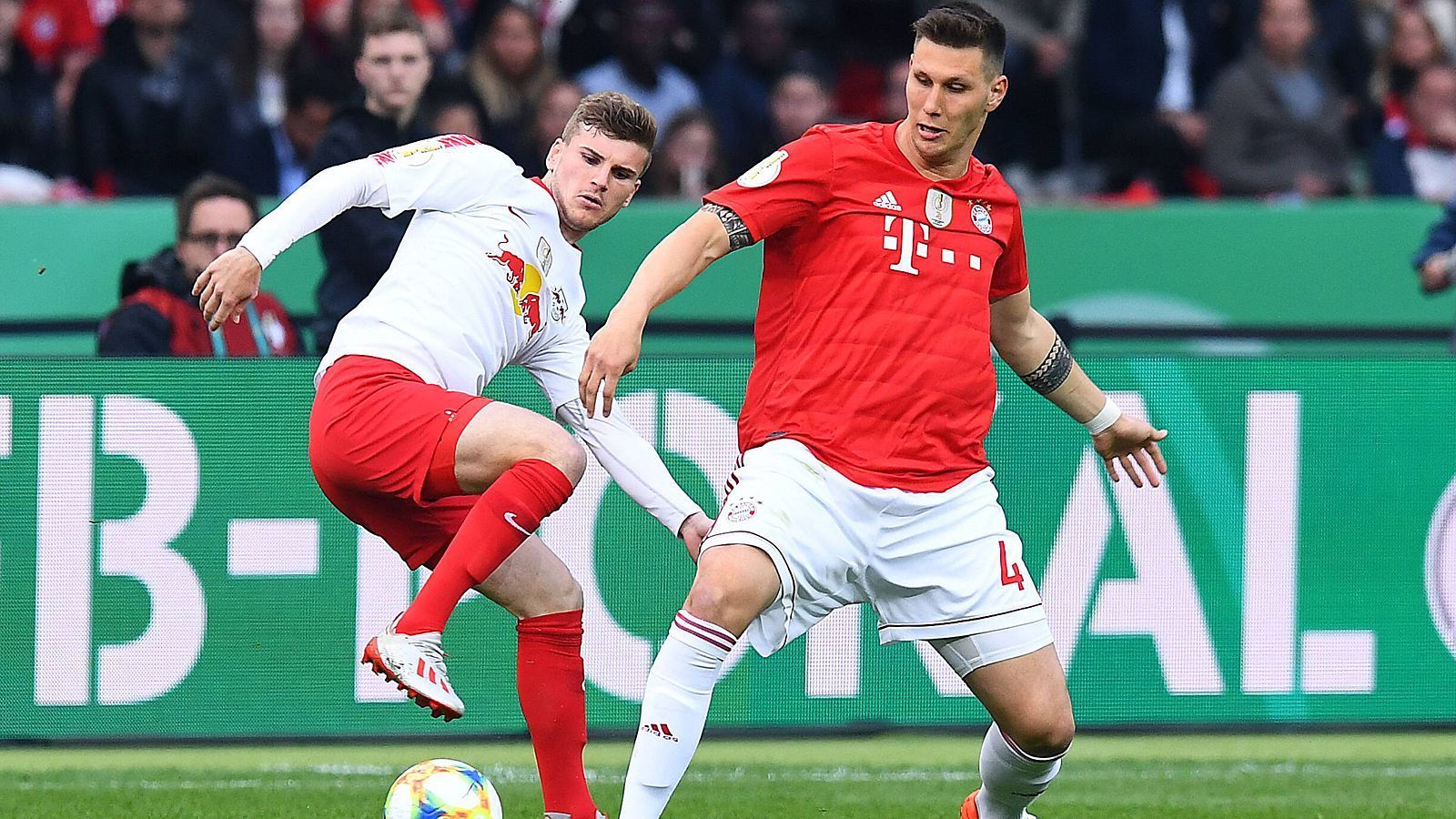 
                <strong>Niklas Süle (FC Bayern München)</strong><br>
                Turm in der Schlacht. Souverän, abgeklärt, in vielen Szenen mit gutem Zweikampfverhalten und einem starken Stellungsspiel. Rettet gegen Werner auf der Linie, dazu auch in anderen Situationen zur Stelle. ran-Note: 3
              