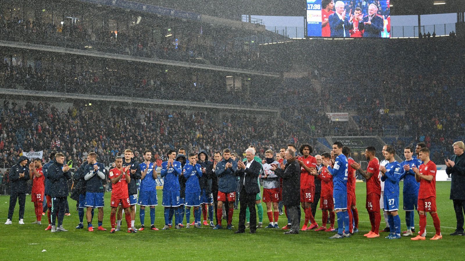 
                <strong>Gemeinsamer Abschied vor TSG-Kurve</strong><br>
                Ein - wenn auch im negativen Sinne - denkwürdiger Nachmittag fand vor der Hoffenheim-Kurve sein Ende. Demonstrativ klatschen Spieler und Verantwortliche beider Mannschaften sowie Hopp selbst ein. Dass dieses Spiel in die Bundesliga-Geschichtsbücher eingehen würde, war allen Beteiligten längst klar.
              